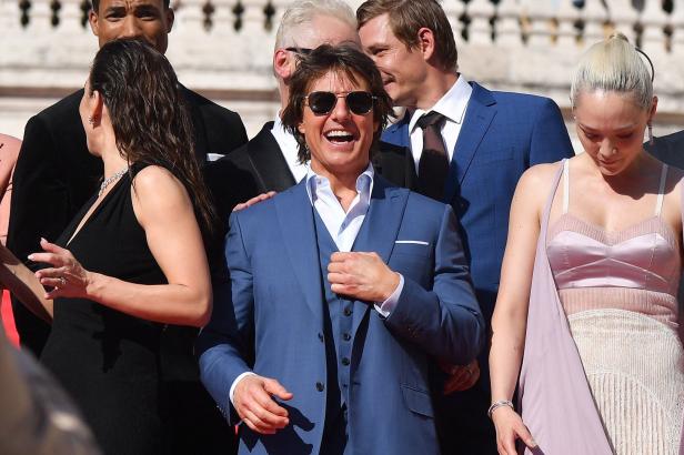 "Mission Impossible"-Premiere: Nanu, mit wem turtelt Tom Cruise denn da?