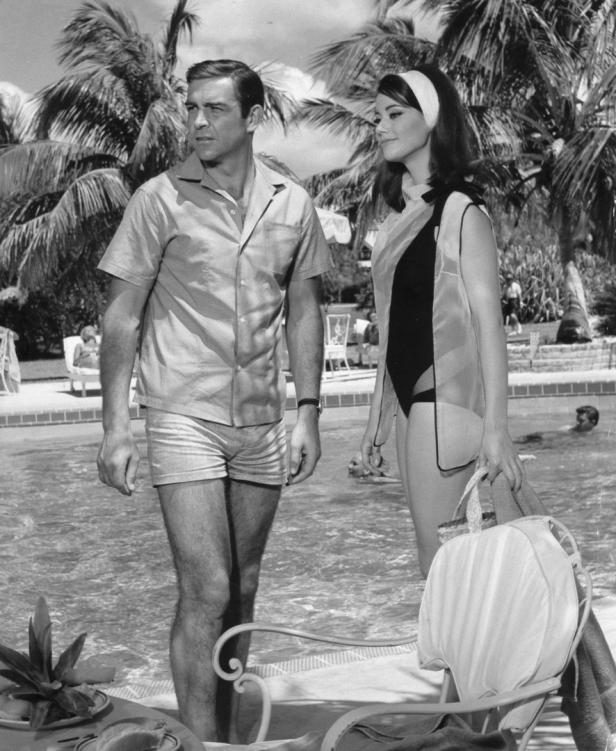 Sean Connery und Claudine Auger am Pool während der Dreharbeiten zu „Feuerball“.