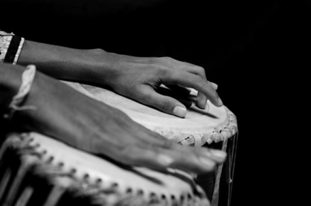 Ein Paar Hände spielt auf einer Tabla, einer indischen Trommel.