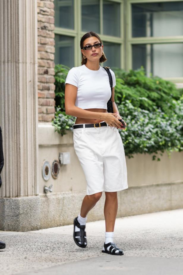 Hailey Bieber mit Socken in Sandalen.