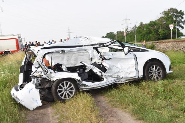 Zug erfasste Auto: Kind lebensgefährlich verletzt