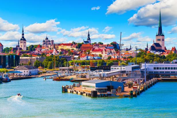 Panorama von Tallinn, Estland, mit Blick auf den Hafen und die Altstadt.