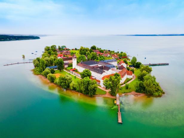 Luftaufnahme des Klosters Frauenwörth auf der Fraueninsel im Chiemsee.