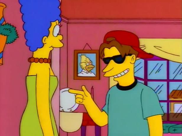 Marge Simpson spricht mit einem jungen Mann mit Sonnenbrille und roter Kappe.