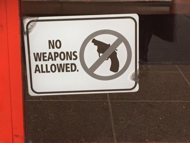 Ein Schild verbietet Waffen.