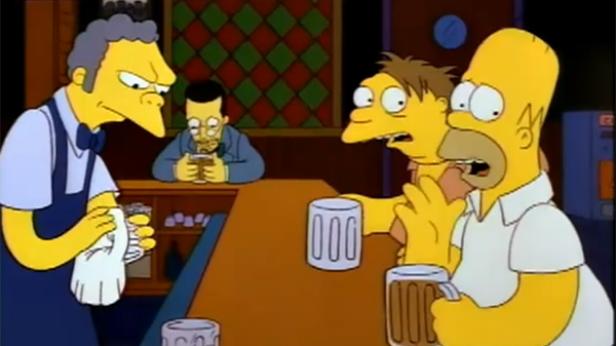 Moe wischt Gläser, während Homer und Barney in Moes Bar entsetzt aussehen.