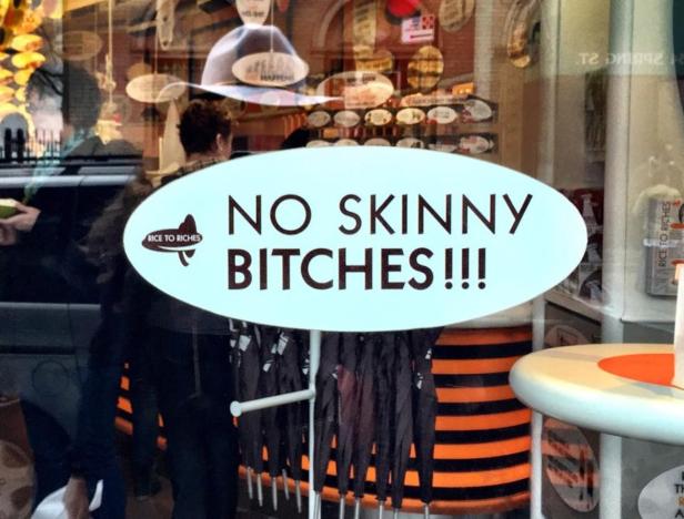 Ein Aufkleber an einem Schaufenster wirbt mit dem Slogan „No Skinny Bitches!!!“.