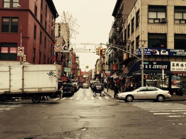 Blick auf die Canal Street in New York City mit Geschäften und Fußgängern.