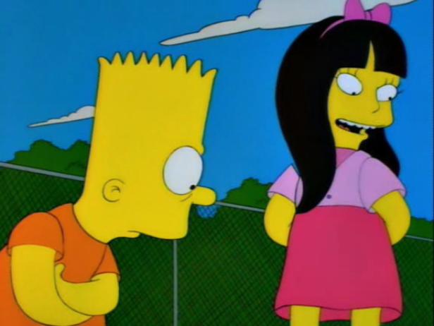 Bart Simpson und ein Mädchen mit schwarzem Haar und rosa Schleife stehen zusammen.