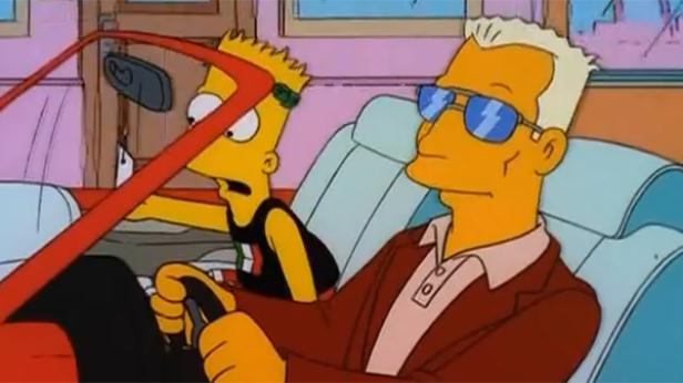 Bart und ein Mann mit Sonnenbrille fahren in einem roten Auto.