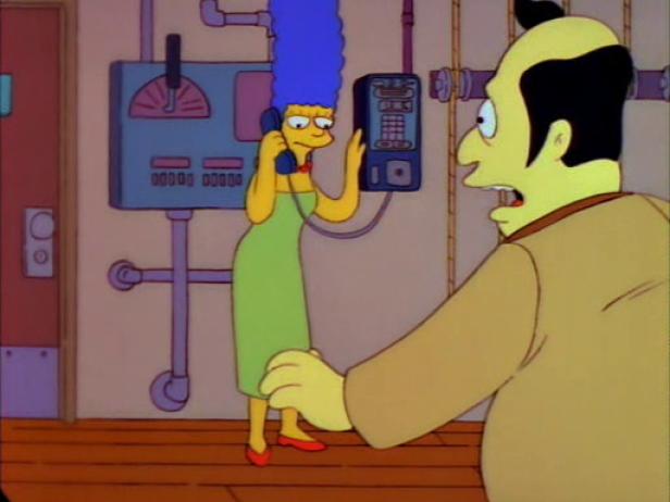 Marge Simpson telefoniert besorgt, während ein Mann sie ansieht.