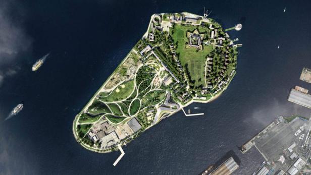 Eine Luftaufnahme von Governors Island mit Parkanlagen und historischen Gebäuden.