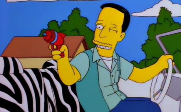 Sideshow Bob fährt ein Auto mit Zebramuster und hält eine Spielzeugpistole in der Hand.