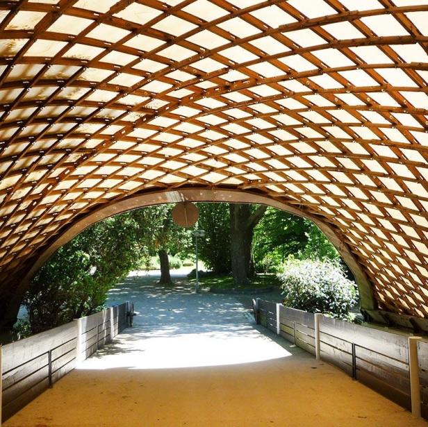 Der Ausgang der Multihalle Giel unter einem gewölbten, hölzernen Dach.