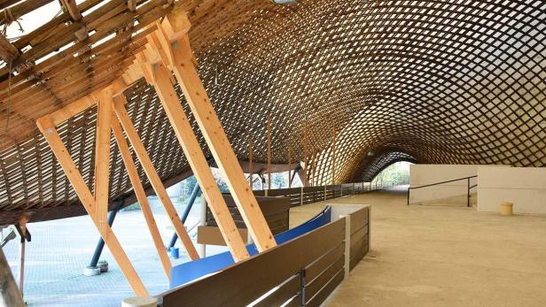 Die hölzerne Dachkonstruktion der Multihalle Mannheim mit ihren Stützen.