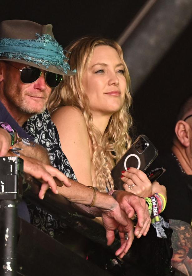 Kate Hudson und ein Mann mit Hut bei einer Veranstaltung.