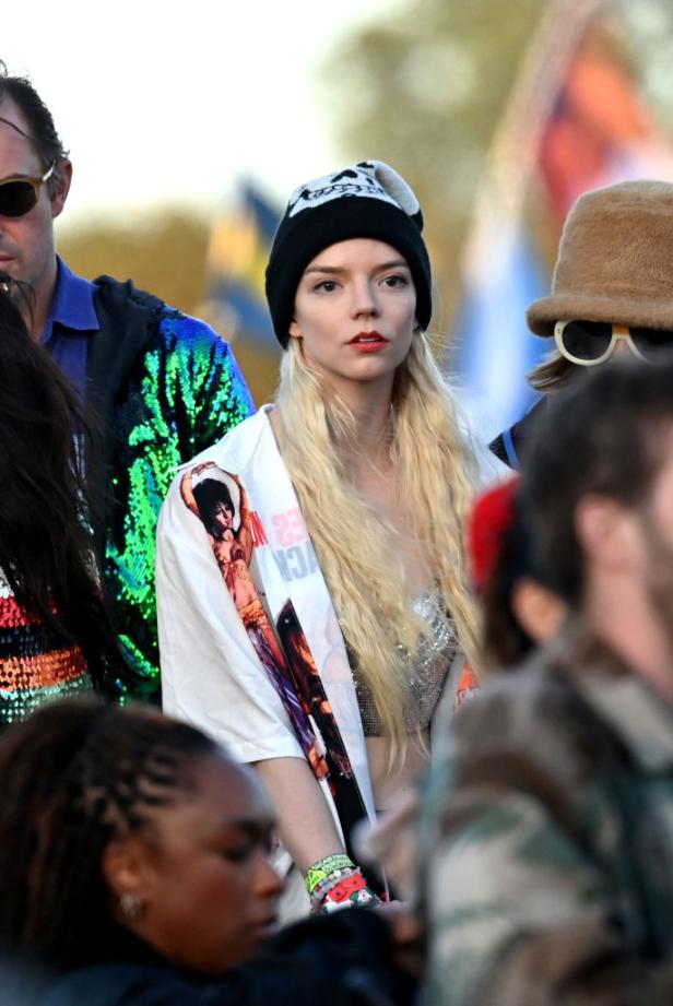 Anya Taylor-Joy trägt eine Mütze und ein weißes Jackett mit einem Bild darauf.