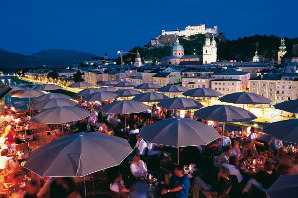 Die Steinterrasse in Salzburg bei Nacht mit Blick auf die Festung Hohensalzburg.