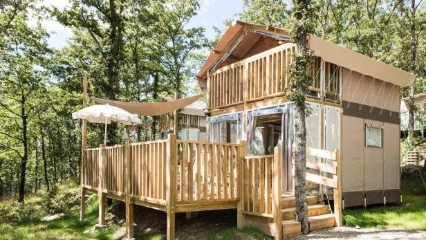 Eine Airlodge auf dem Campingplatz Papillon Country Resort.
