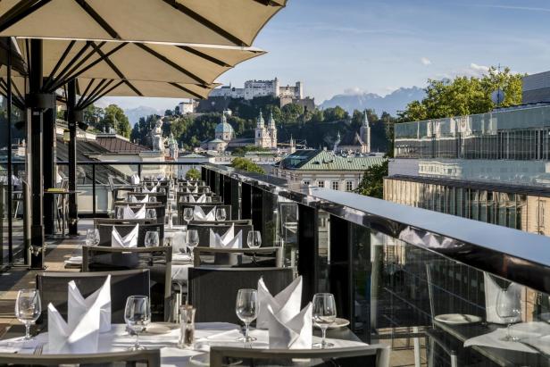 Die Imlauer Sky Bar mit Blick auf die Festung Hohensalzburg.