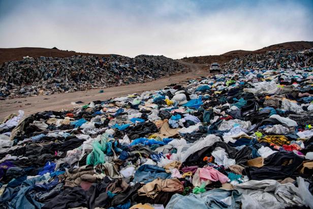 Riesendeponie in Wüste: Wo Kleiderspenden im Müll landen