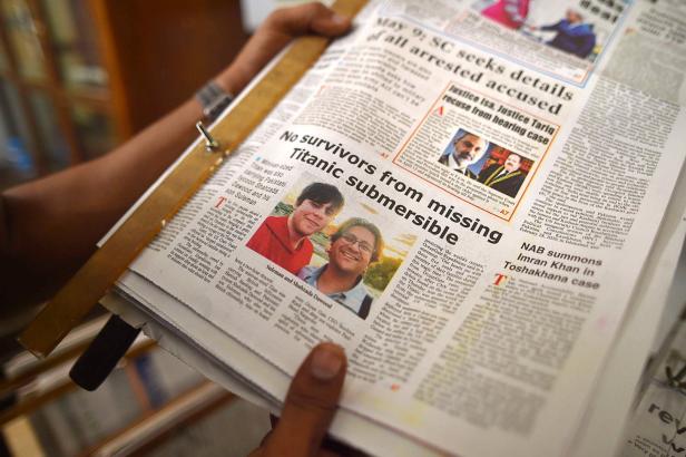 Eine Zeitung berichtet über den Tod der Insassen der „Titanic“-Touristen-U-Bootes.