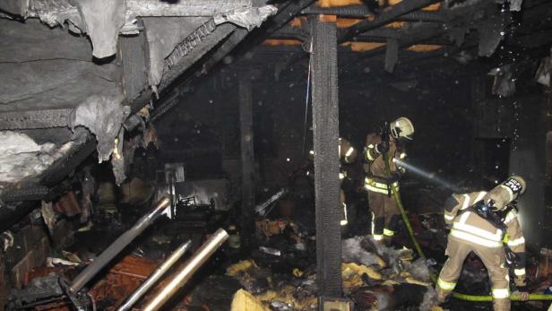 Vier Bewohner retten sich aus brennenden Haus