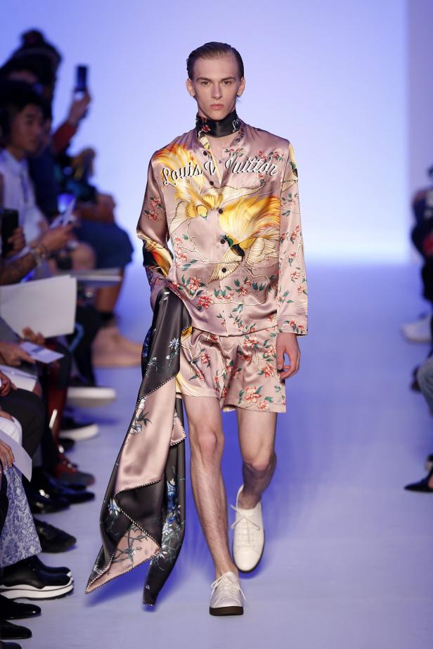 Ein Mann in einem Louis Vuitton Pyjama-Set mit Vogelmuster auf einem Laufsteg.