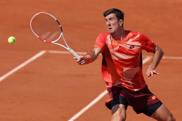 Sebastian Ofner spielt Tennis in Paris.