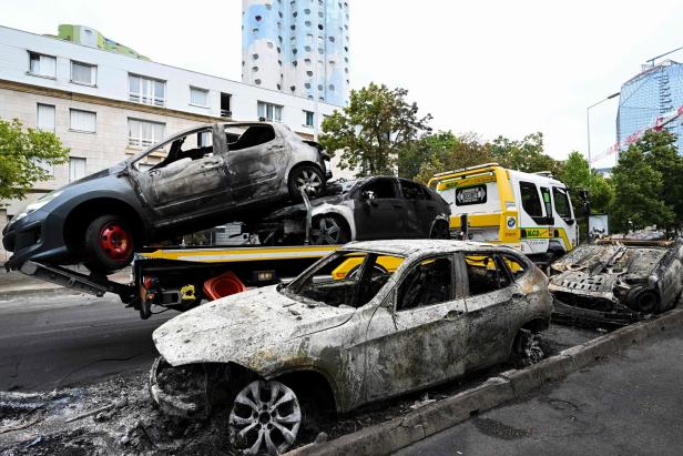 "Erschütternde Lage" bei Paris: Rathäuser, Polizeistationen und Schulen in Brand