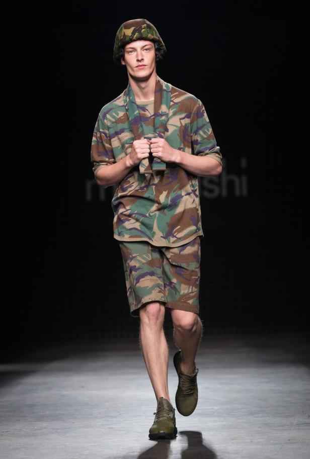 Ein Mann in Tarnkleidung läuft auf einem Laufsteg.