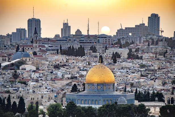 Die goldene Kuppel des Felsendoms in Jerusalem bei Sonnenuntergang.
