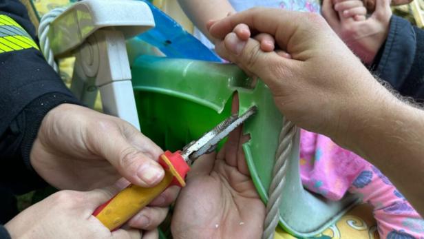 "Mädchen war sehr tapfer": Feuerwehr befreite Kind aus Schaukel