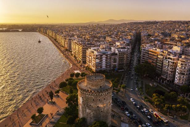 Luftaufnahme vom Weißen Turm von Thessaloniki bei Sonnenuntergang.