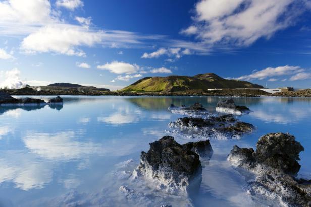 Die Blaue Lagune in Island mit Felsen im türkisfarbenen Wasser.