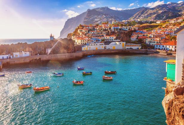 Das Fischerdorf Câmara de Lobos auf Madeira.
