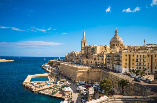 Blick auf die Stadt Valletta in Malta mit dem Meer im Hintergrund.