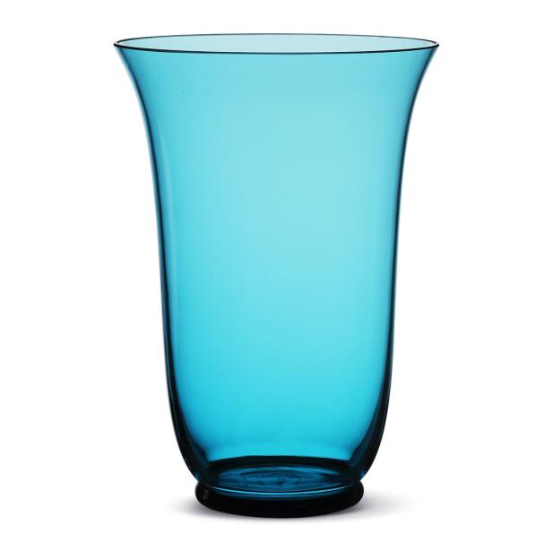 Eine hohe, schlanke Vase aus blauem Glas steht auf einem weißen Untergrund.