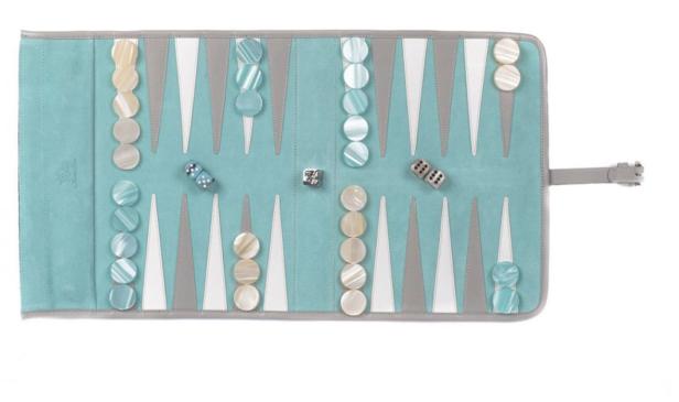 Ein geöffnetes Backgammon-Spielbrett mit Spielsteinen und Würfeln.