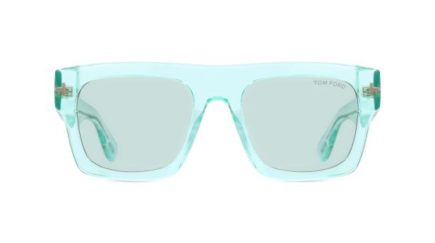 Eine hellblaue Sonnenbrille der Marke Tom Ford vor einem weißen Hintergrund.