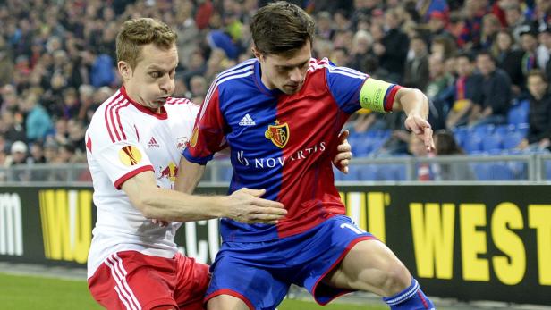 Zwei Fußballspieler kämpfen um den Ball während eines Spiels.