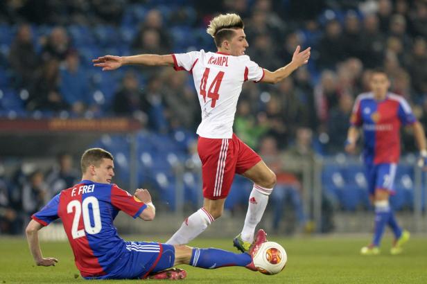 Fußballspieler Kampl im Zweikampf mit F. Frei während eines Spiels.