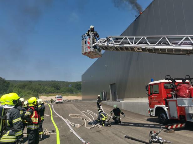 Brand in einem Logistikzentrum in Bad Fischau