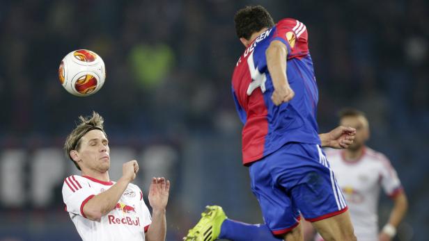 Zwei Fußballspieler kämpfen um einen Ball in der Luft.