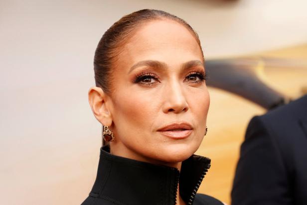 Nahaufnahme von Jennifer Lopez mit goldenen Ohrringen.
