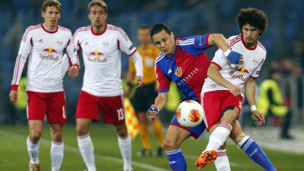 Fußballspieler im Duell um den Ball während eines Spiels.