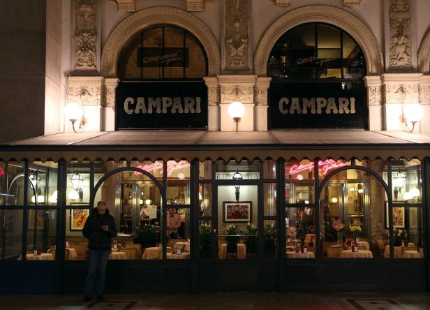 Ein Mann steht vor dem „Camparino in Galleria“ in Mailand.