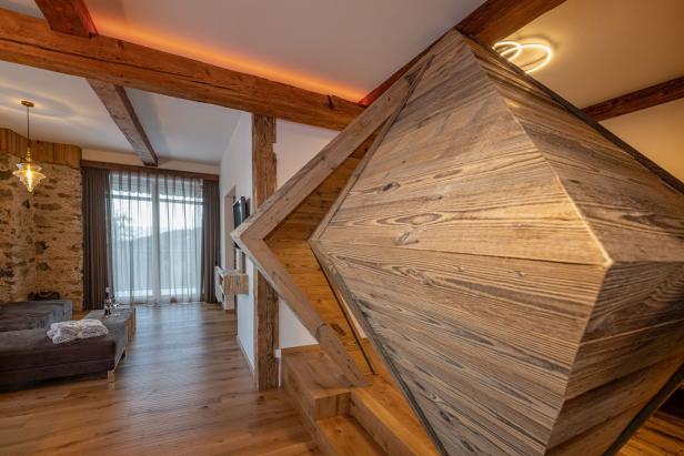 Ein Innenraum mit Holzbalken und einer ungewöhnlichen Holzkonstruktion.