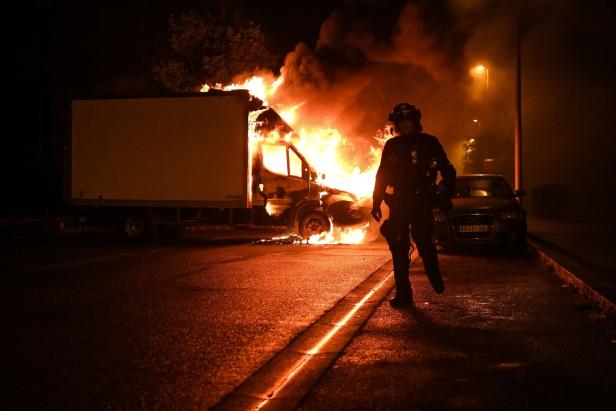 Vierte Nacht: Unruhen weiten sich aus, 1.300 Festnahmen in Frankreich