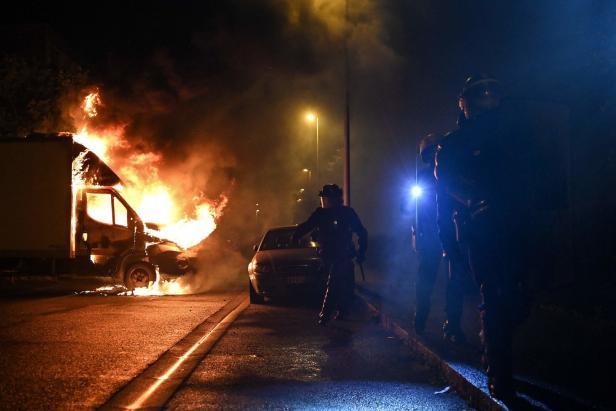 Vierte Nacht: Unruhen weiten sich aus, 1.300 Festnahmen in Frankreich